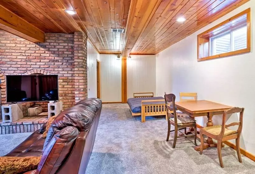 Custer Retreat W/ Pool Access, Walk To Downtown!