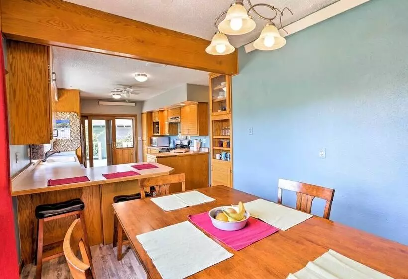 Custer Retreat W/ Pool Access, Walk To Downtown!