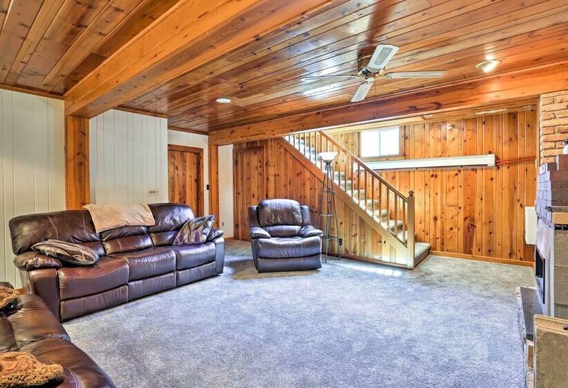 Custer Retreat W/ Pool Access, Walk To Downtown!