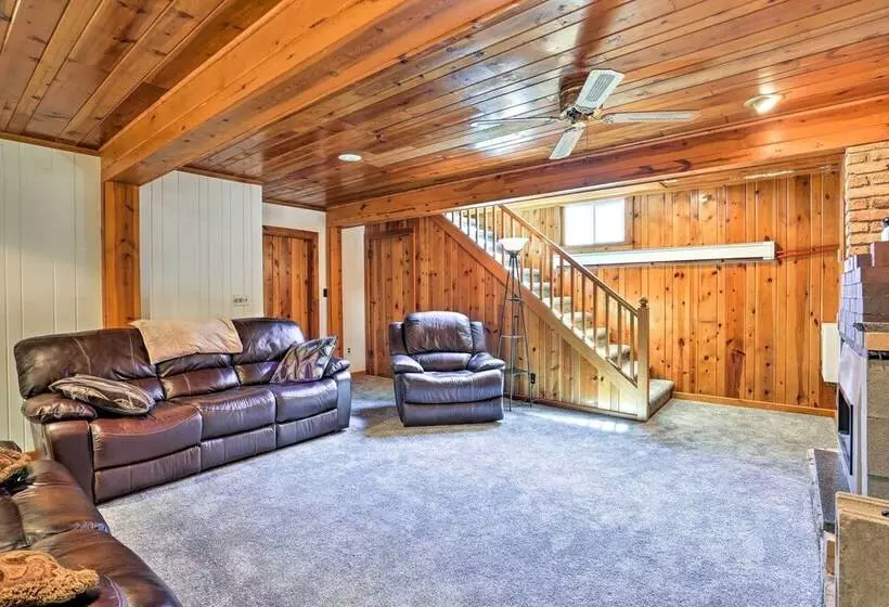 Custer Retreat W/ Pool Access, Walk To Downtown!