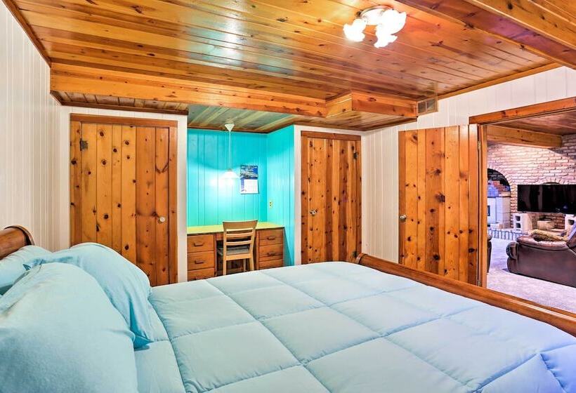 Custer Retreat W/ Pool Access, Walk To Downtown!