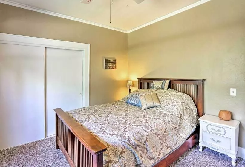 Custer Retreat W/ Pool Access, Walk To Downtown!