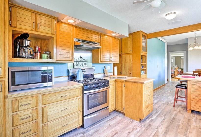 Custer Retreat W/ Pool Access, Walk To Downtown!