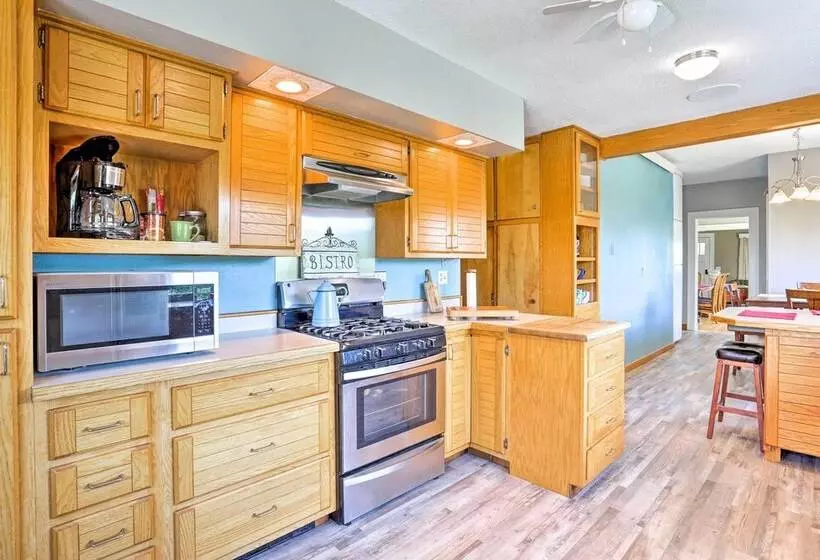 Custer Retreat W/ Pool Access, Walk To Downtown!