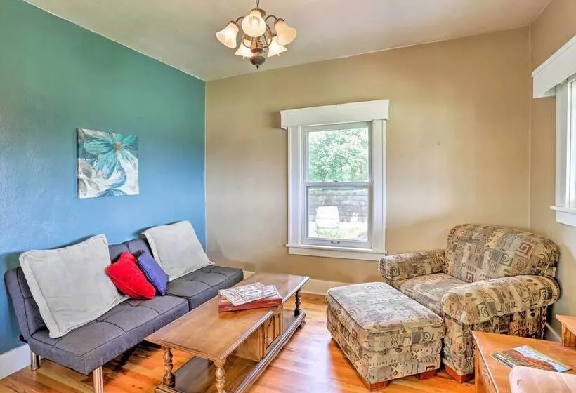 Custer Retreat W/ Pool Access, Walk To Downtown!