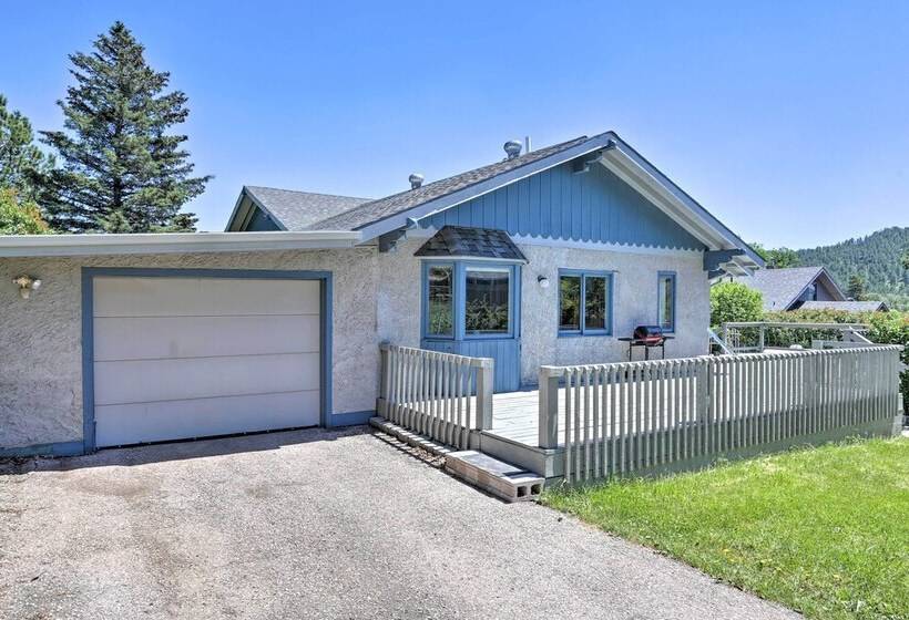 Custer Retreat W/ Pool Access, Walk To Downtown!