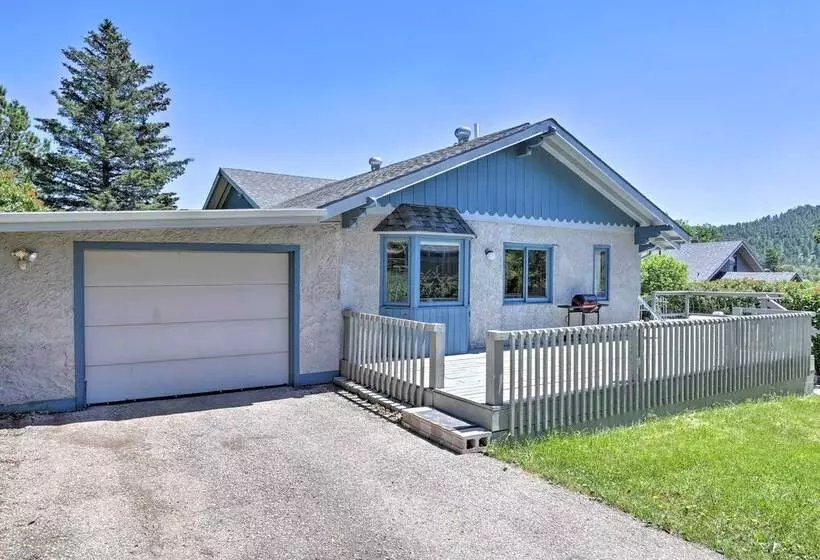 Custer Retreat W/ Pool Access, Walk To Downtown!