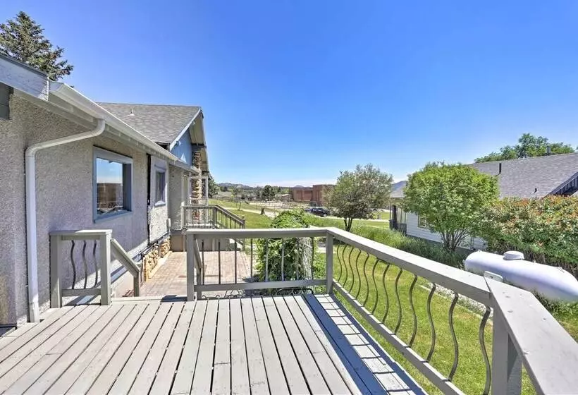 Custer Retreat W/ Pool Access, Walk To Downtown!