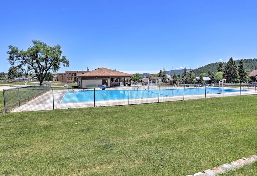 Custer Retreat W/ Pool Access, Walk To Downtown!