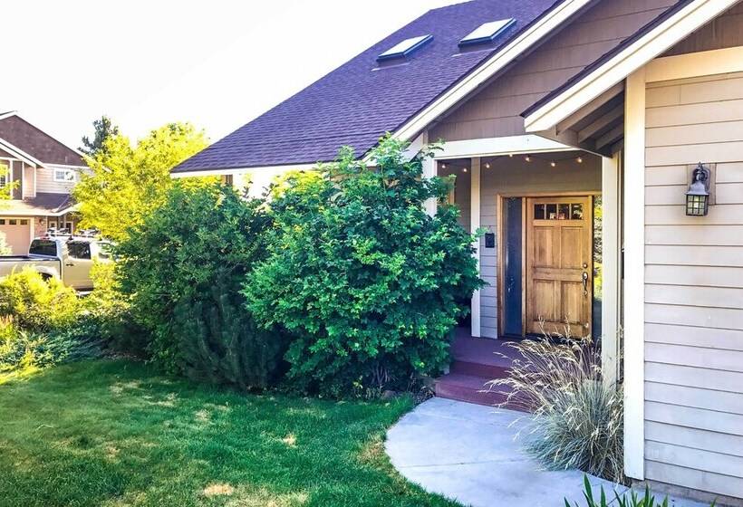 Family Friendly Bend Home W/ Hot Tub & Yard!