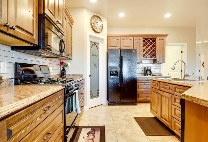 Horseshoe Bend Retreat: Fire Pit & Mountain Views!