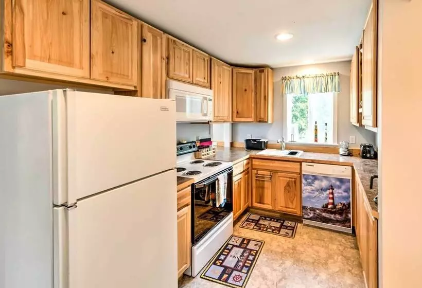 Herron Island Cabin W/ Deck: Walk To Beach!