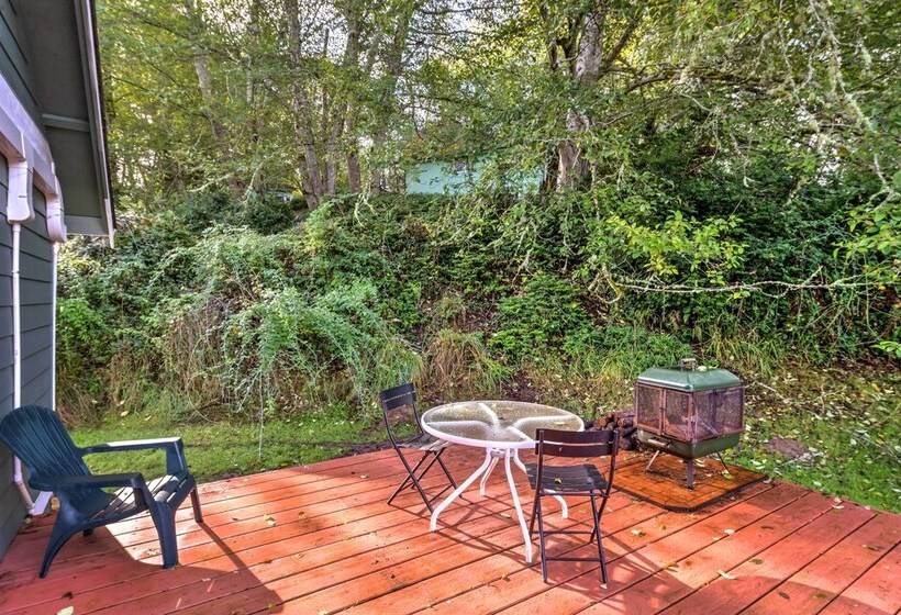 Herron Island Cabin W/ Deck: Walk To Beach!