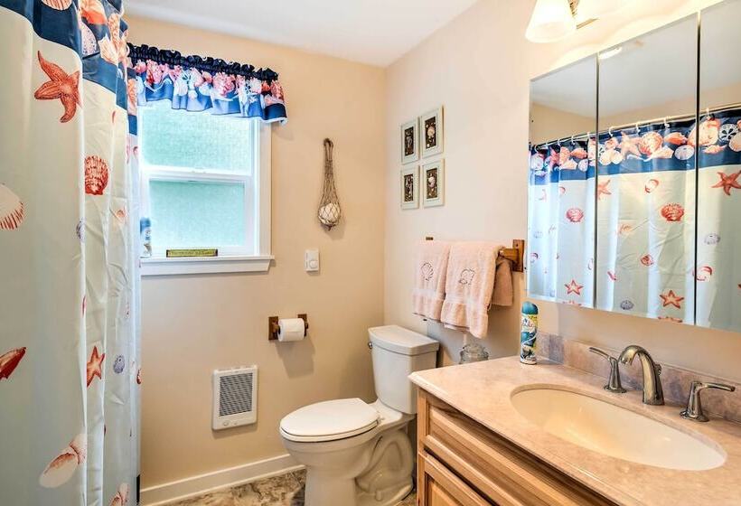 Herron Island Cabin W/ Deck: Walk To Beach!