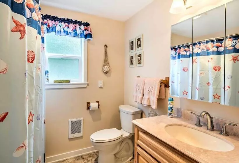 Herron Island Cabin W/ Deck: Walk To Beach!