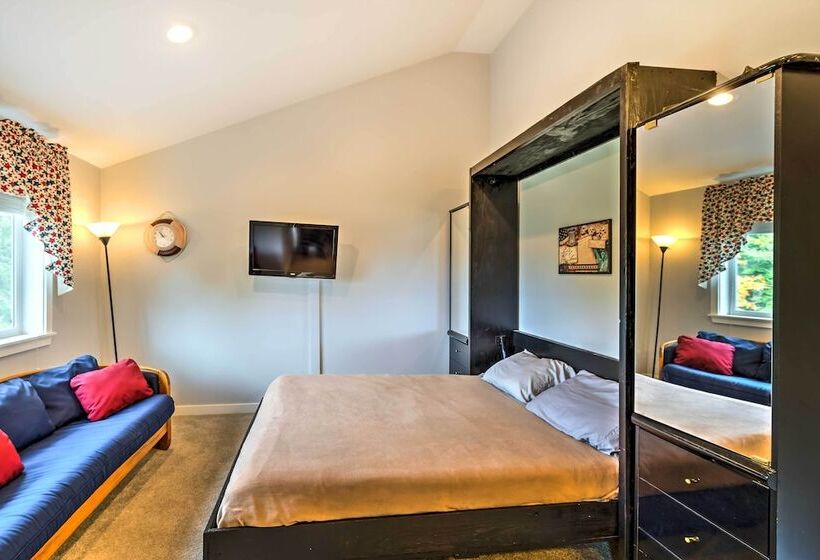 Herron Island Cabin W/ Deck: Walk To Beach!