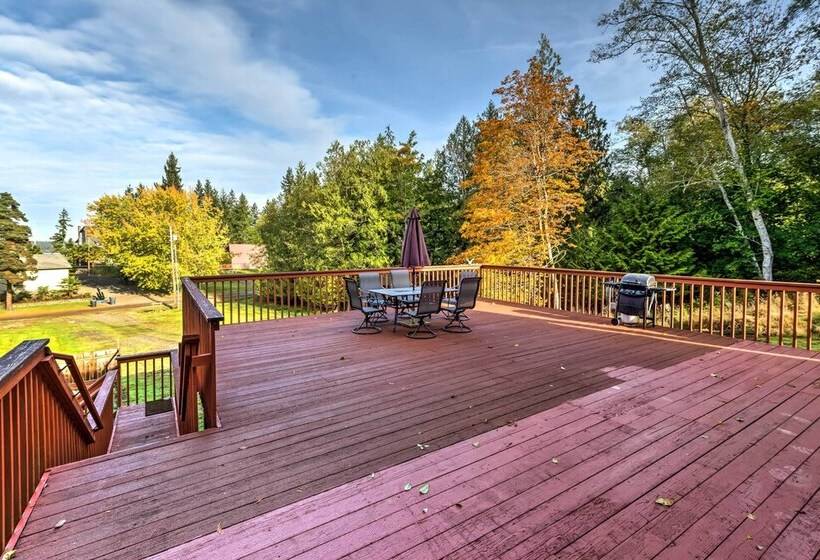 Herron Island Cabin W/ Deck: Walk To Beach!