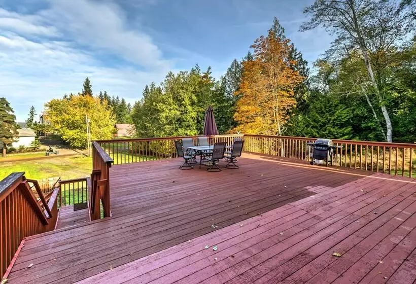 Herron Island Cabin W/ Deck: Walk To Beach!