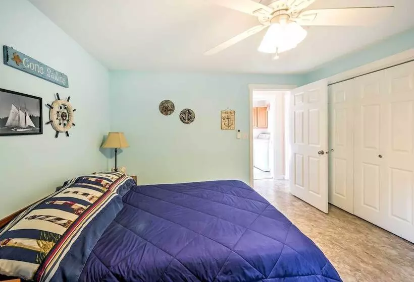 Herron Island Cabin W/ Deck: Walk To Beach!