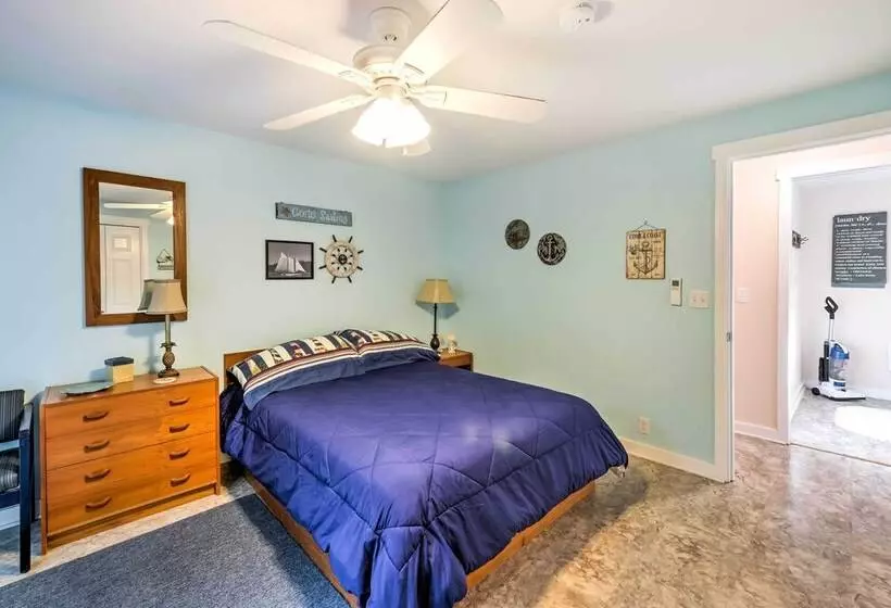 Herron Island Cabin W/ Deck: Walk To Beach!