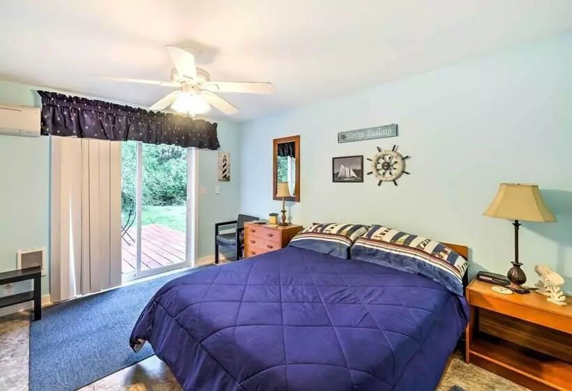 Herron Island Cabin W/ Deck: Walk To Beach!