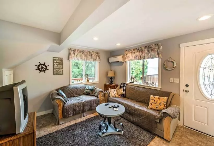 Herron Island Cabin W/ Deck: Walk To Beach!