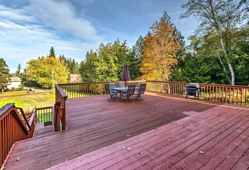 Herron Island Cabin W/ Deck: Walk To Beach!