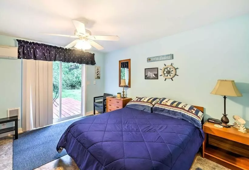 Herron Island Cabin W/ Deck: Walk To Beach!