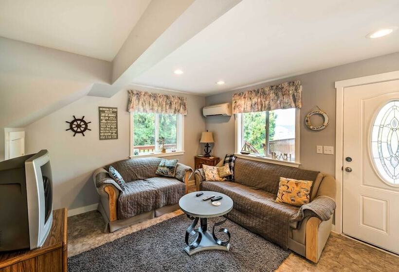 Herron Island Cabin W/ Deck: Walk To Beach!