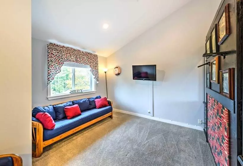 Herron Island Cabin W/ Deck: Walk To Beach!