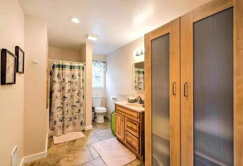 Herron Island Cabin W/ Deck: Walk To Beach!