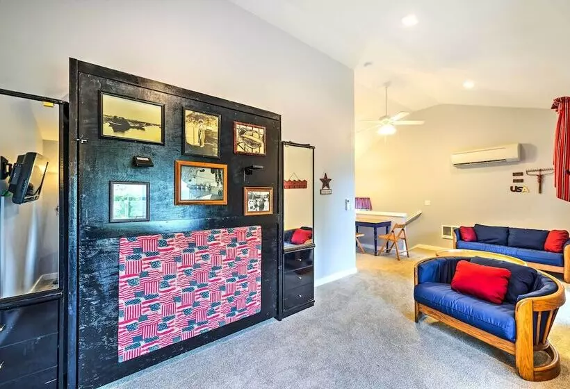 Herron Island Cabin W/ Deck: Walk To Beach!