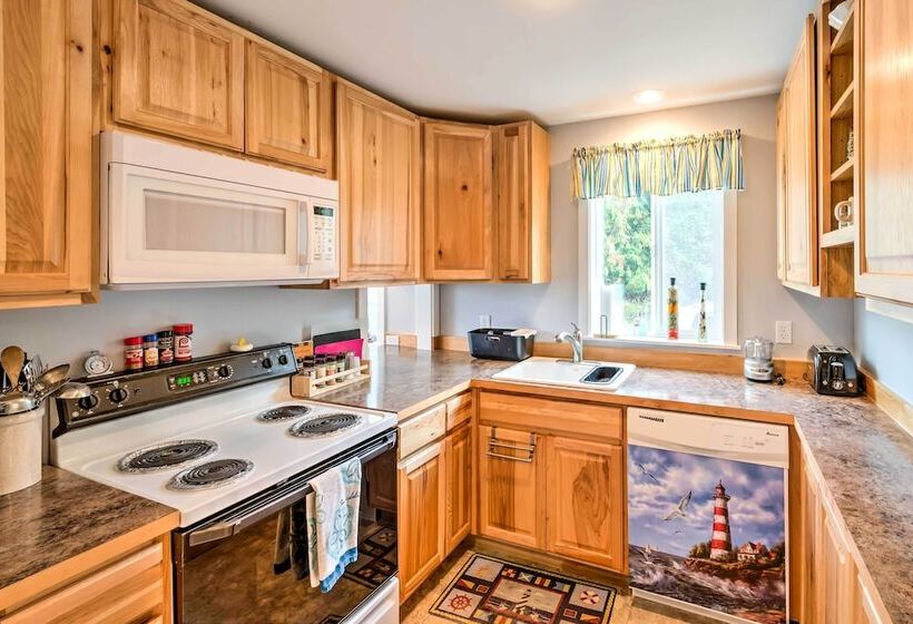 Herron Island Cabin W/ Deck: Walk To Beach!