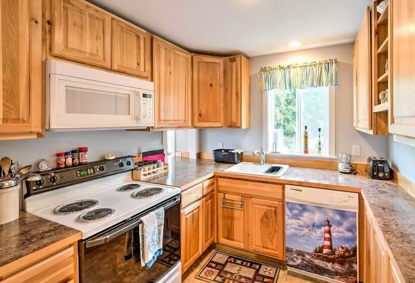 Herron Island Cabin W/ Deck: Walk To Beach!