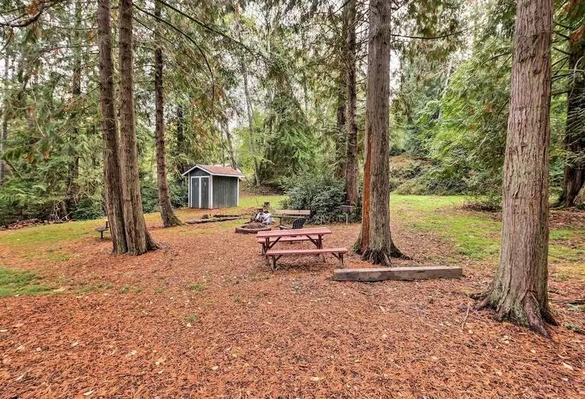 Herron Island Cabin W/ Deck: Walk To Beach!