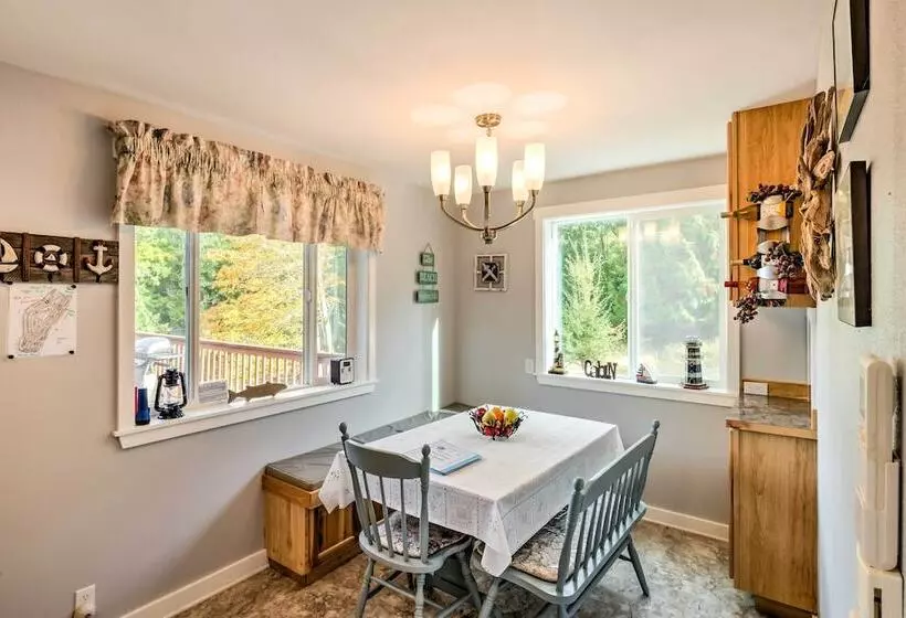 Herron Island Cabin W/ Deck: Walk To Beach!