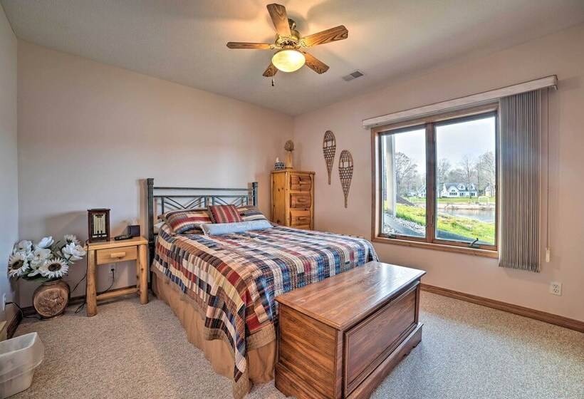 Lakefront Retreat On 18 Acres W/ Hot Tub!