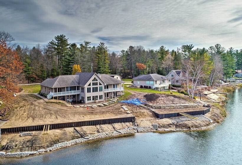 Lakefront Retreat On 18 Acres W/ Hot Tub!
