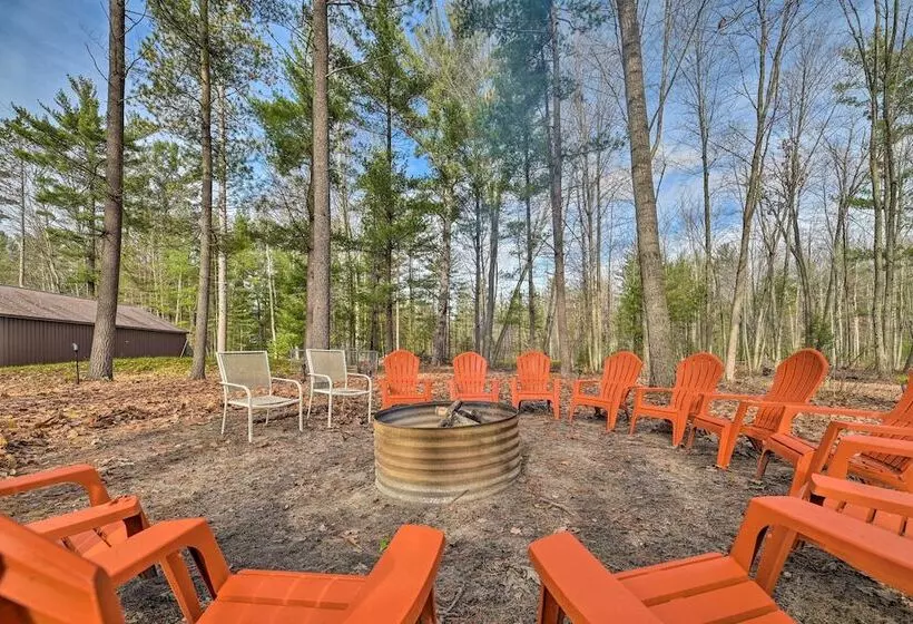 Lakefront Retreat On 18 Acres W/ Hot Tub!