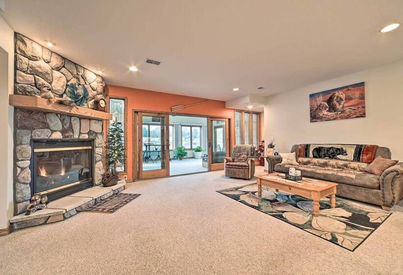 Lakefront Retreat On 18 Acres W/ Hot Tub!