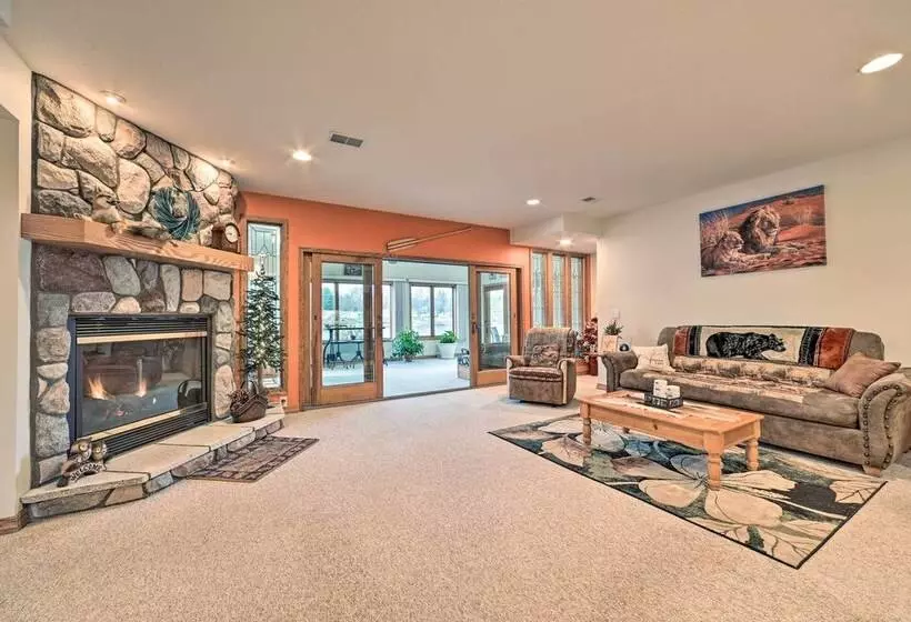 Lakefront Retreat On 18 Acres W/ Hot Tub!