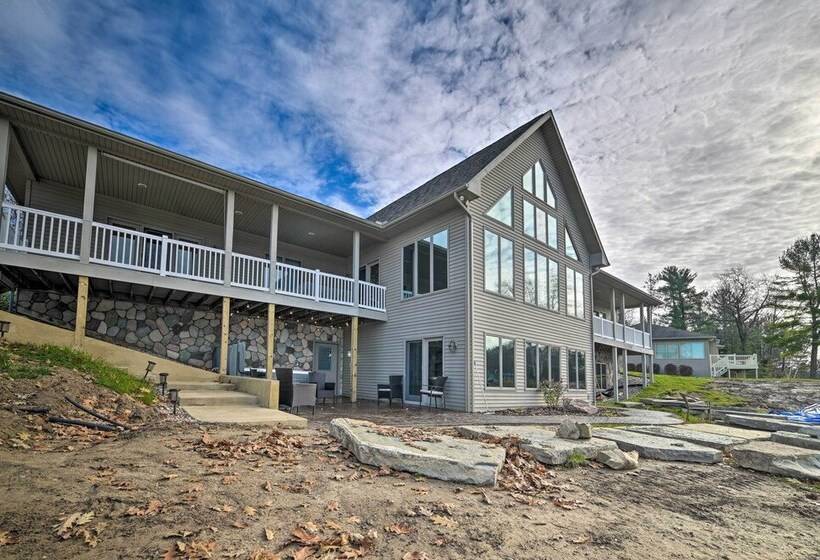 Lakefront Retreat On 18 Acres W/ Hot Tub!