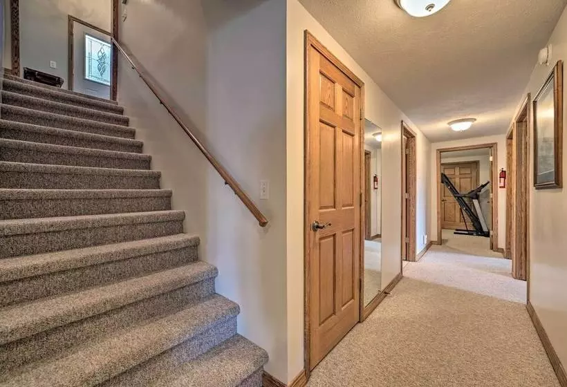 Lakefront Retreat On 18 Acres W/ Hot Tub!