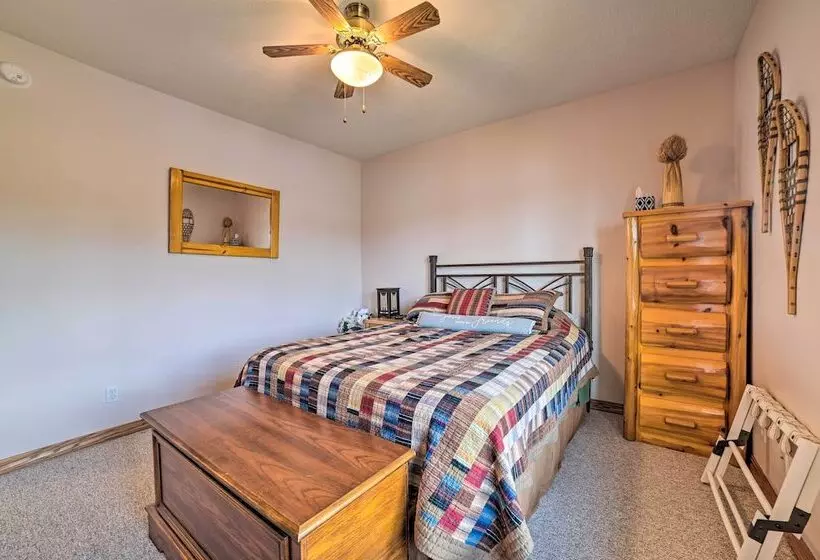 Lakefront Retreat On 18 Acres W/ Hot Tub!