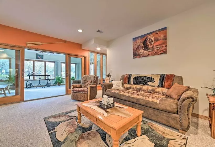 Lakefront Retreat On 18 Acres W/ Hot Tub!