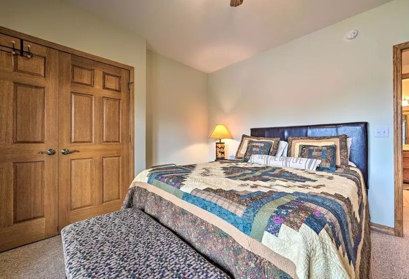 Lakefront Retreat On 18 Acres W/ Hot Tub!