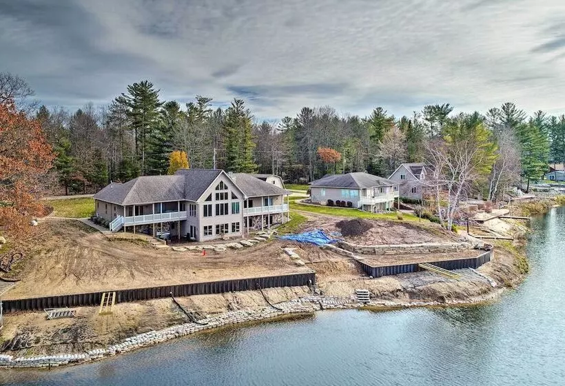 Lakefront Retreat On 18 Acres W/ Hot Tub!