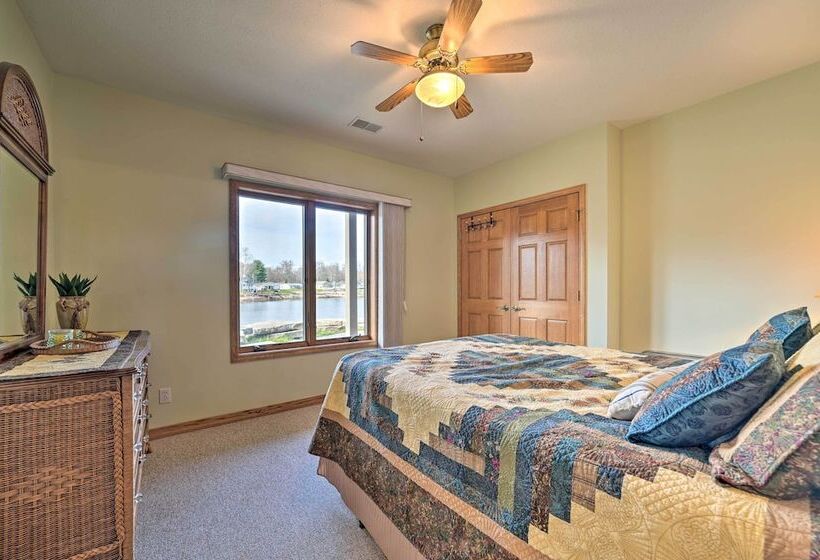 Lakefront Retreat On 18 Acres W/ Hot Tub!