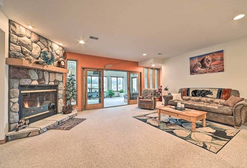 Lakefront Retreat On 18 Acres W/ Hot Tub!