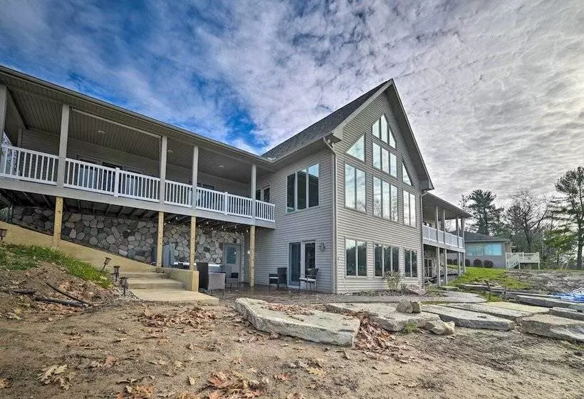 Lakefront Retreat On 18 Acres W/ Hot Tub!